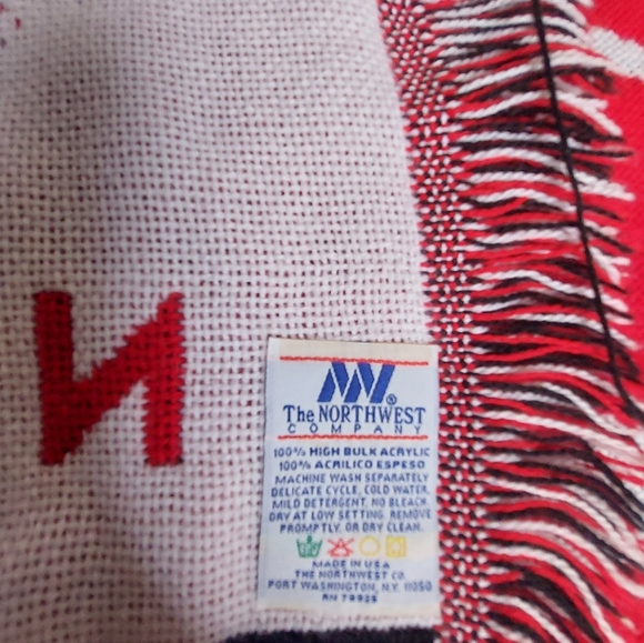 Detroit Red Wings Woven Tapestry Blanket - Picture 2 of 4